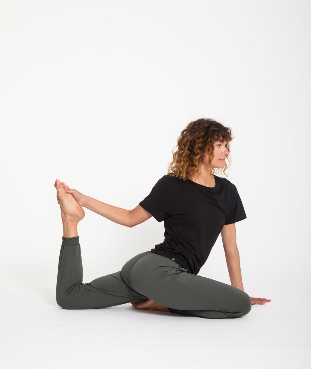 Solène Vialas en posture de yoga